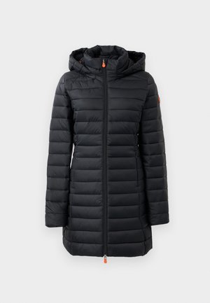 Manteau noir rembourré avec capuche, présentant un design matelassé horizontal, une texture lisse, une fermeture éclair frontale complète et des accents de tirette orange.