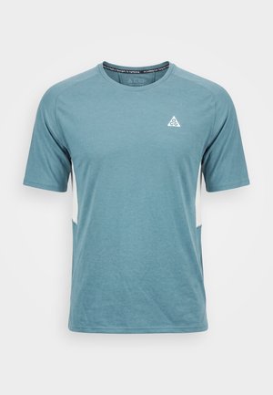 Herre kortærmet blå atletisk t-shirt med hvide sidepaneler og en lille hvid ACG-logo på venstre bryst.