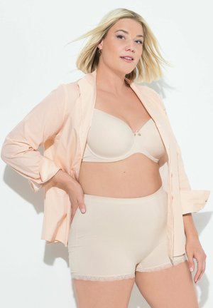 Perzik en wit gestreepte shirt, beige bh met kantafwerking en bijpassend ondergoed. Glad materiaal en fitted ontwerp met zachte texturen.