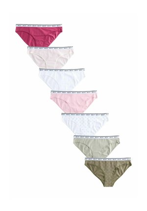 Sette slip da donna in bikini disposti in una fila diagonale, colori includono rosa scuro, rosa chiaro a righe, bianco, rosa uniforme, bianco con piccoli motivi, oliva chiaro e oliva con motivi.