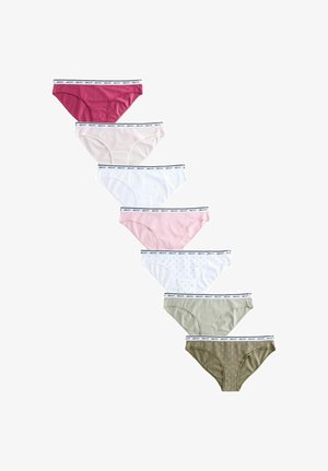 Zeven damesbikinislips in een diagonale rij, kleuren zijn onder andere donkerroze, gestreept lichtroze, wit, effen roze, wit met kleine patronen, lichtolijf en olijf met patronen.