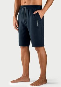 Donkerblauwe shorts van zachte stof met een elastische tailleband, trekkoord en zijvak; voorzien van het "Bench." logo in grijs.