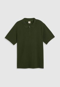 Ciemnozielona koszulka polo wykonana z gładkiego materiału, z półzamkiem, kołnierzykiem w kształcie litery V i krótkimi rękawami. Prosty, gładki design.