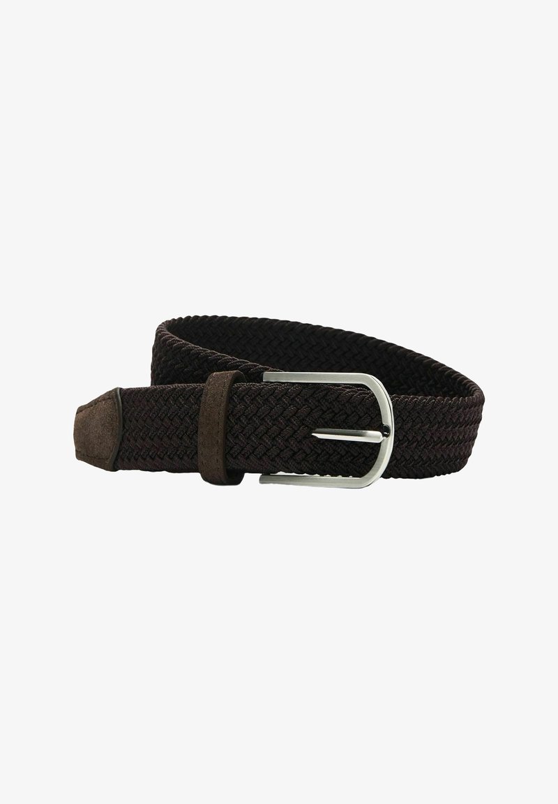 Ceinture en tissu tissé de couleur brun foncé avec boucle en métal argenté et bout en daim, enroulée sur un fond blanc.
