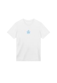 Weißes T-Shirt mit kurzen Ärmeln und kleinem blauen Grafikdesign eines Matrosenkopfes, der einen Hut trägt, sowie zwei gekreuzten Pfeilen darunter, zentriert auf der Brust.