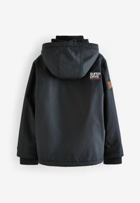 Giacca nera imbottita con cappuccio, polsini a coste e dettagli con logo sul retro e sulle maniche. Tessuto testurizzato con un design elegante.