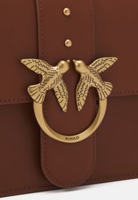 Pinko LOVE ONE CLASSIC - Geantă crossbody - cuoio/antique gold