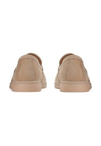 Mocassins en daim beige avec un bout arrondi, texture lisse, semelle en caoutchouc et détails de couture subtils le long de l'arrière et des côtés.