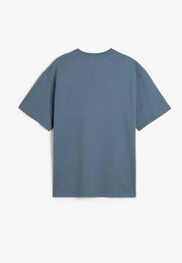 Blå bomulds T-shirt med korte ærmer, rund hals og en afslappet pasform, der har en glat tekstur og et enkelt design.