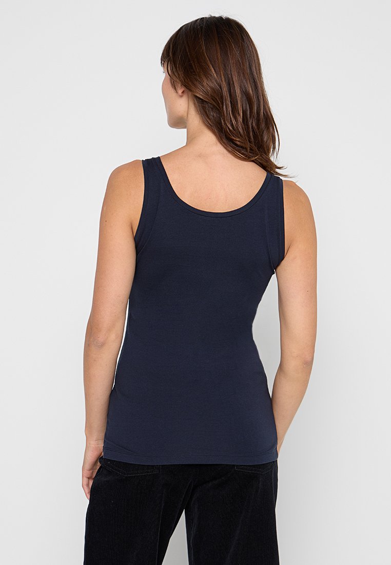 Navyblaues Tanktop mit rundem Halsausschnitt und breiten Trägern, aus einem weichen, dehnbaren Material. Enganliegendes Design mit glatter Textur.