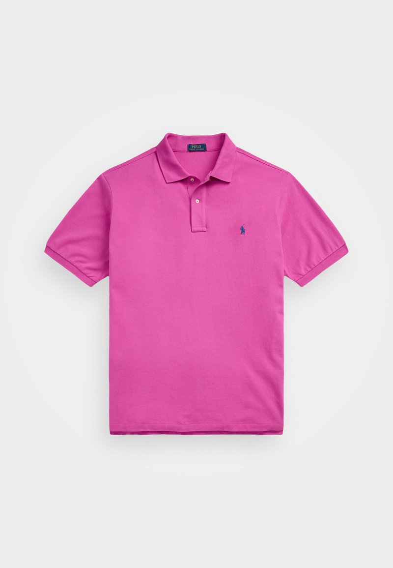 Rosa polo skjorta i bomull med klassisk krage, korta ärmar och en liten blå logotyp på vänster bröst. Slät textur.