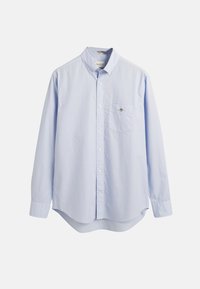 Chemise bleu clair à manches longues, boutonnée, avec col et poche poitrine, présentée sur un fond blanc uni.