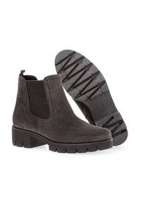 Czarne zamszowe botki za kostkę z elastycznymi bocznymi panelami, grubą gumową podeszwą z bieżnikiem i pętelką z tyłu.