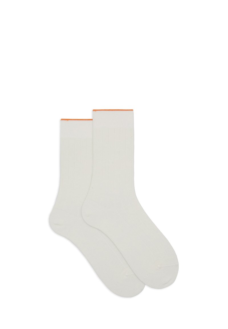 Calze bianche a coste con un accento arancione al polsino. Realizzate in un tessuto morbido, presentano una texture liscia e una lunghezza standard alla caviglia.