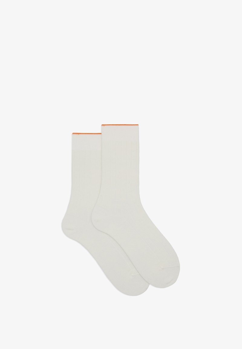Calze bianche a coste con un accento arancione al polsino. Realizzate in un tessuto morbido, presentano una texture liscia e una lunghezza standard alla caviglia.