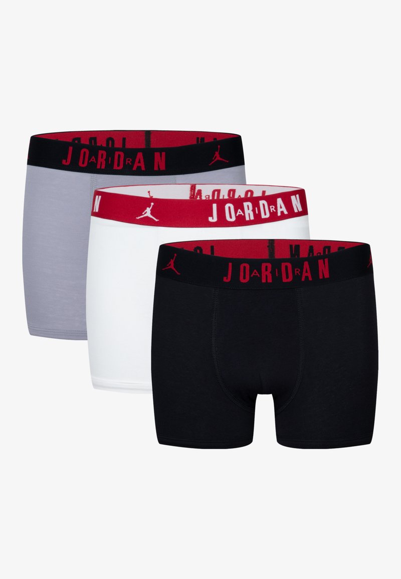 Drei Paar Boxershorts in Grau, Weiß und Schwarz, mit elastischen Taillenbündchen in Rot und dem wiederholten "JORDAN"-Logo in Schwarz.