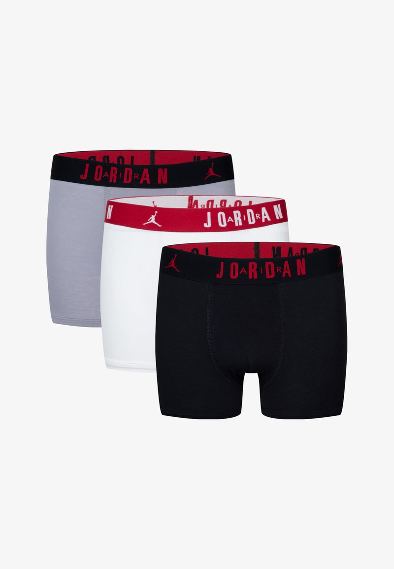 Drei Paar Boxershorts in Grau, Weiß und Schwarz, mit elastischen Taillenbündchen in Rot und dem wiederholten "JORDAN"-Logo in Schwarz.