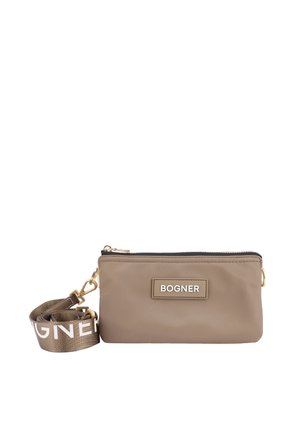 Busta in nylon marrone con zip dorata, patch con logo e manico rimovibile con un motivo testuale a contrasto. Design compatto e rettangolare.