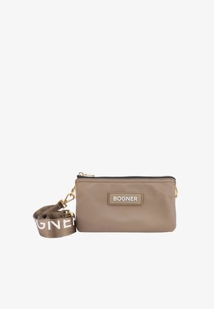 Pochette en nylon marron avec fermeture éclair dorée, patch logo et bandoulière amovible arborant un motif de texte contrasté. Design compact et rectangulaire.