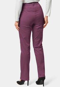 Strakke, rekbare broek in een rijke pruimkleur met een elastische tailleband, rechte pijpen en een gladde stoftextuur. Geschikt voor casual draag.