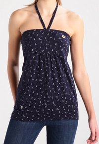 Námořnický top bez ramínek s bílými vzory kotev a textu, pletený zavazovací krk, nařasený výstřih a malý knoflíkový akcent v pase.