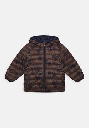 Brązowa pikowana kurtka z kapturem z czarnym zamkiem błyskawicznym i subtelnym ciemnym wzorem głowy Myszki Miki, zaprojektowana dla dzieci.