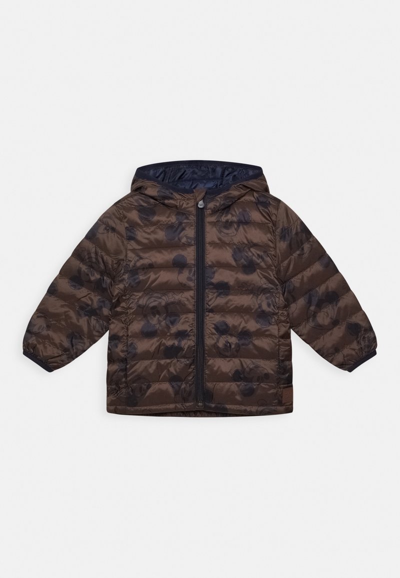 Veste matelassée marron à capuche avec fermeture éclair noire et motif subtil sombre de tête de Mickey Mouse, conçue pour les enfants.
