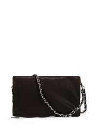 Bolso de mano negro texturizado con un diseño elegante, que cuenta con una cadena plateada y un cierre de cremallera. Superficie lisa con detalles de patrón sutiles.
