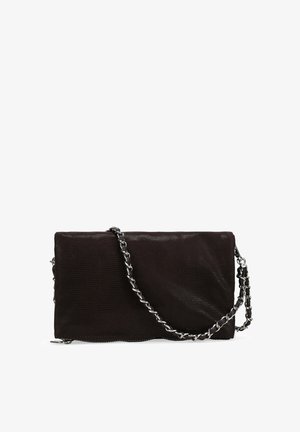 Bolso de mano negro texturizado con un diseño elegante, que cuenta con una cadena plateada y un cierre de cremallera. Superficie lisa con detalles de patrón sutiles.
