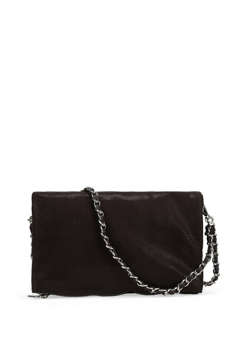Bolso de mano negro texturizado con un diseño elegante, que cuenta con una cadena plateada y un cierre de cremallera. Superficie lisa con detalles de patrón sutiles.