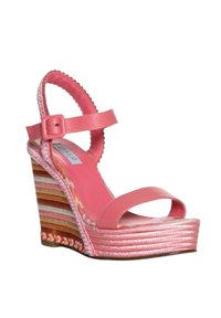 Sandalia de cuña rosa con una amplia correa, hebilla en el tobillo y un acento de rayas multicolores en la cuña. Textura de cuero suave, diseño destalonado.