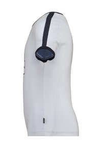 Valkoinen lyhythihainen paita, jossa on tummansinisiä yksityiskohtia hihansuiden ja olkasauman kohdalla. Paidassa on hienovarainen tekstuuri ja sivulappu.