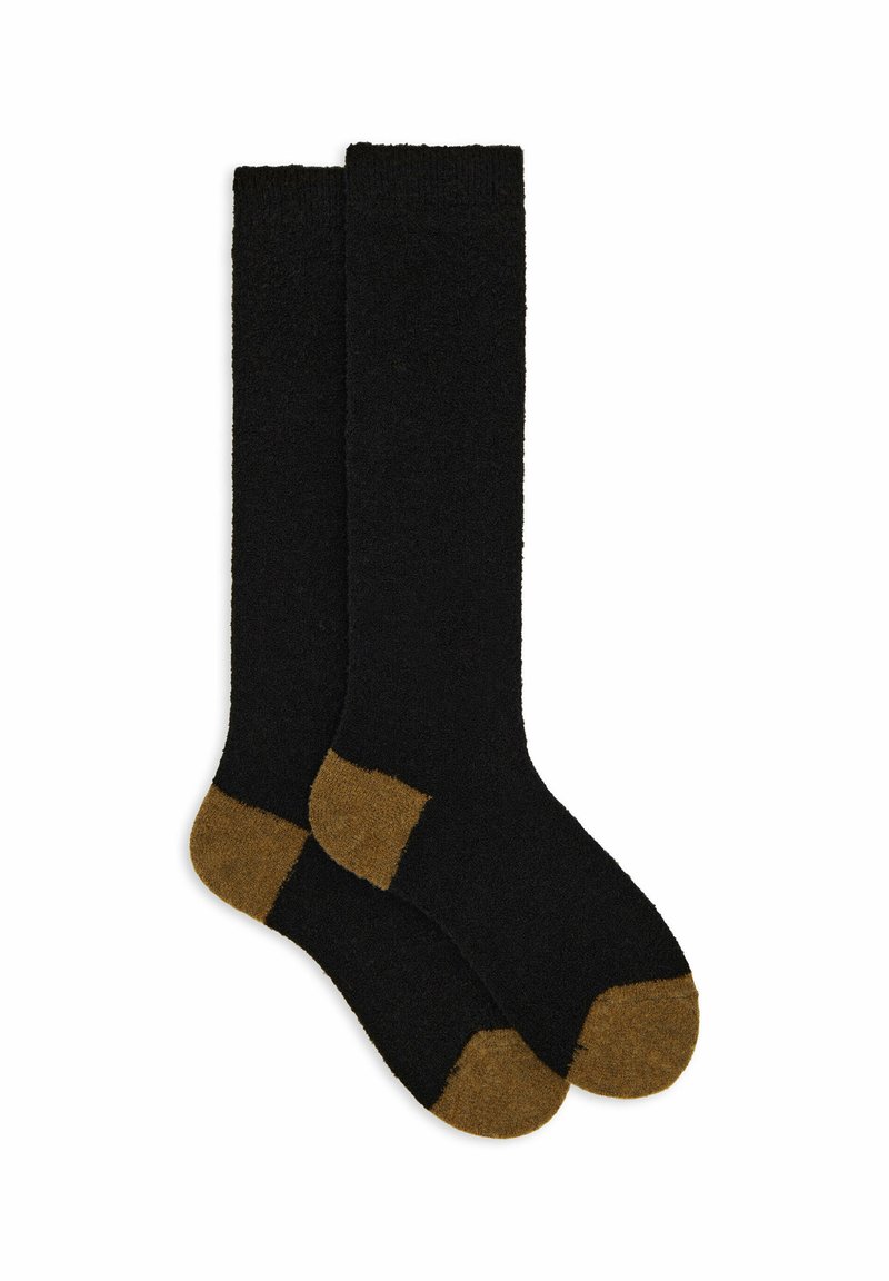 Ein Paar schwarze knielange Socken mit braunen Zehen und Fersen, flach auf einem weißen Hintergrund ausgestellt.