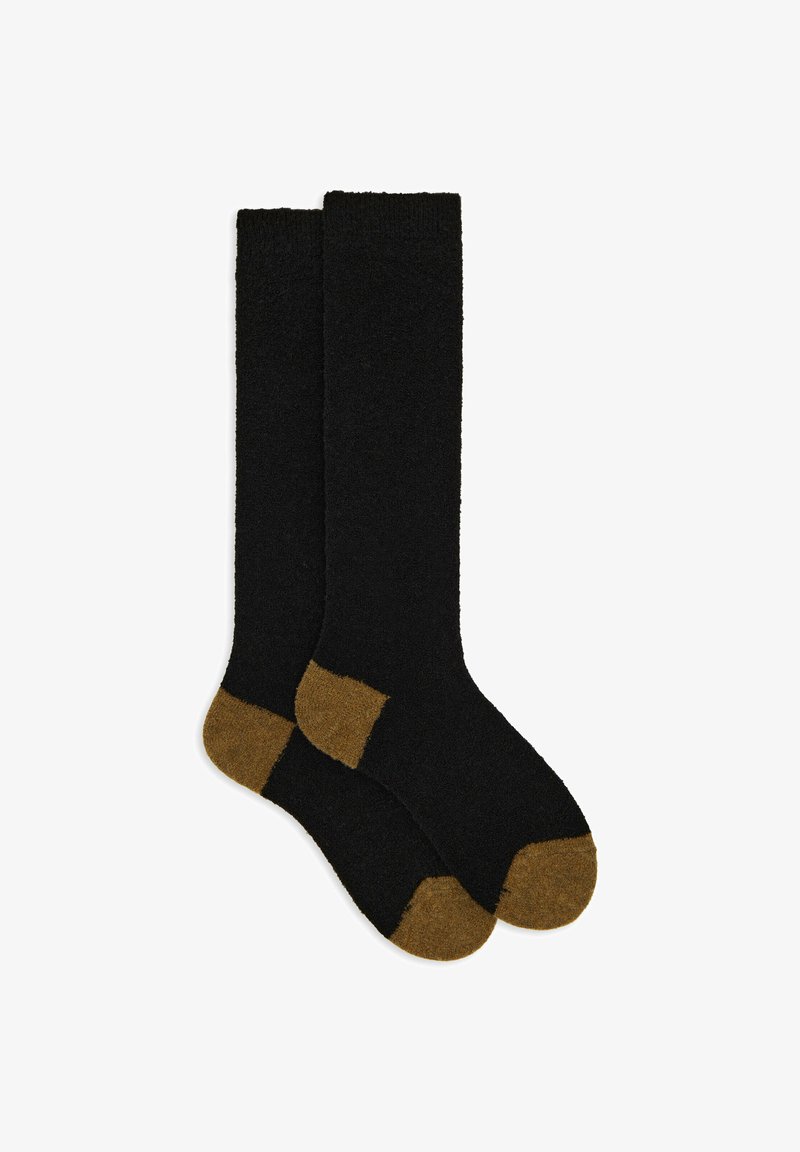 Ein Paar schwarze knielange Socken mit braunen Zehen und Fersen, flach auf einem weißen Hintergrund ausgestellt.