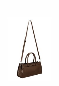 Borsa a mano in pelle marrone lucida con doppi manici e tracolla removibile. Forma rettangolare, design strutturato, hardware minimalista.