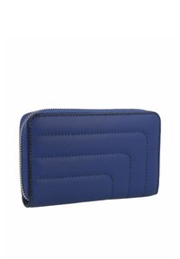 Portefeuille en cuir bleu avec un motif texturé, fermeture éclair et couture contrastée. Forme rectangulaire avec des accents arrondis à la surface.