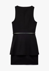 Zwarte mouwloze jurk met een aansluitende bodice, een peplum zoom en een dunne riem op de taille. Gemaakt van een gladde stof met naaddetails.