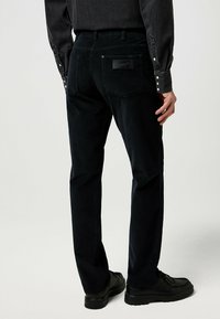Wrangler GREENSBORO - Vaqueros rectos - anthracite