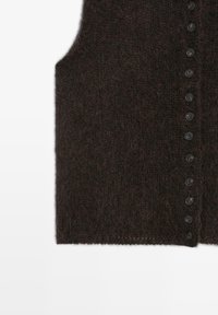 Mörkbrun stickad väst med en mjuk, fluffig textur, med en rad av sju svarta knappar framtill och utan ärmar.