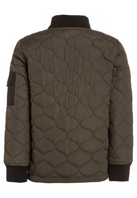 Pikowana, ciemnooliwkowa kurtka z prążkowanym czarnym kołnierzem i mankietami. Posiada poziomy wzór pikowania oraz kieszeń po lewej stronie rękawa.