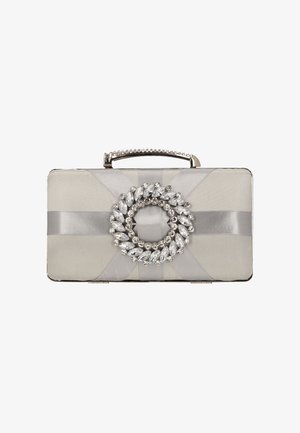 Sølv clutch taske med satinfinish, der har et geometrisk bånddesign, en juvelbesat cirkulær accent og et metallisk håndtag med perledetaljer.