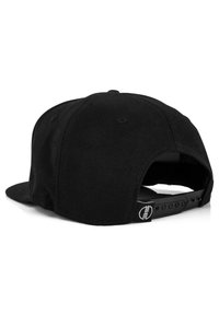 Černá snapback čepice s texturovanou tkaninou, plochým krempou a nastavitelným plastovým páskem. Obsahuje malou štítkovou nálepku poblíž zadního otvoru.
