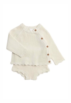Flødefarvet strikket babytøj med langærmet top med fire sideknapper og matchende shorts med flæser.