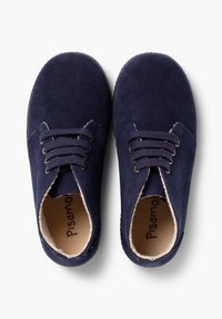 Zapatos de ante azul marino con punta redonda, cordones en la parte delantera y un forro interior suave. Diseño ligero con detalles de costura mínimos.