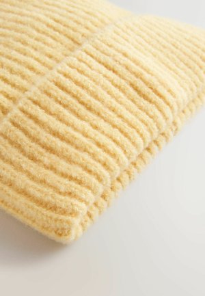 Gestreifte gelbe Kissen aus weichem, strukturiertem Material, mit einem auffälligen Strickmuster und einer glatten Kante für ein gemütliches Erscheinungsbild.
