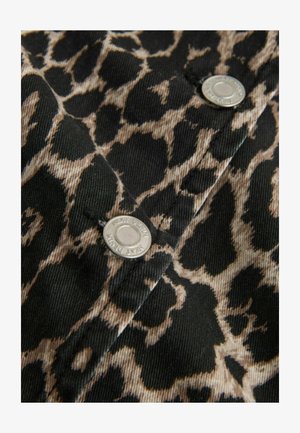 Țesătură cu imprimeu leopard, cu pete bej pe un fundal închis, cu nasturi metalici argintii vizibili, prezentând un material texturat și durabil.