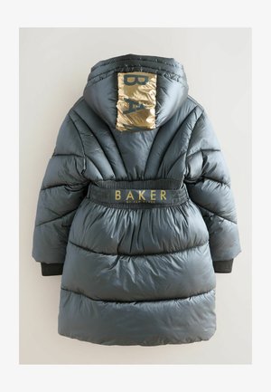 Puchowy szary parka z błyszczącym złotym akcentem na kapturze, z markowym pasem w talii. Teksturowana powierzchnia z poziomym przeszyciem na całej długości.