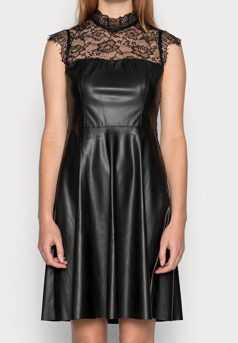 Schwarzes Lederkleid mit tailliertem Oberteil und weit ausgestelltem Rock. Verfügt über einen Spitzenüberzug am Ausschnitt und kurze Ärmel für zusätzliche Struktur.