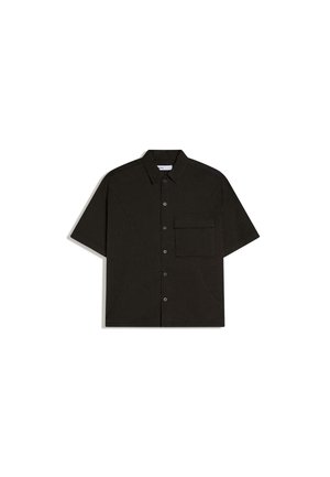 Schwarzes kurzärmeliges Hemd mit Knöpfen, Kragen und einer einzelnen Brusttasche mit Klappe auf weißem Hintergrund.