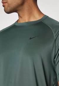 Nike Performance READY - Camiseta deportiva - vintage green/black
